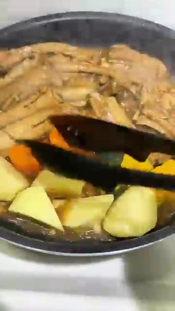 익힌 갈비에 준비한 채소와 메추리알을 넣고 뚜껑을 닫아 15분간 더… — 매콤달콤 갈비찜 도시락 만들기