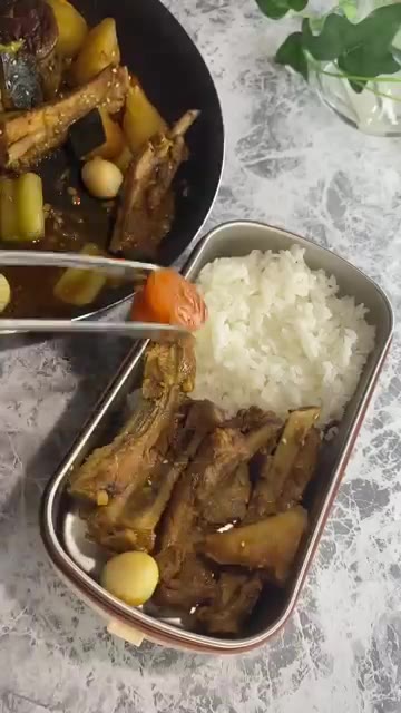 도시락 통에 밥을 담고 갈비찜과 채소를 보기 좋게 담아 완성한다. — 매콤달콤 갈비찜 도시락 만들기