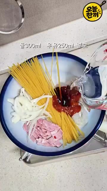 소스가 꾸덕해지면 체다치즈 2장과 버터를 넣습니다. — 불닭 좋아하면 꼭 드세요! 매콤 꾸덕 원팬 로제파스타 🍝