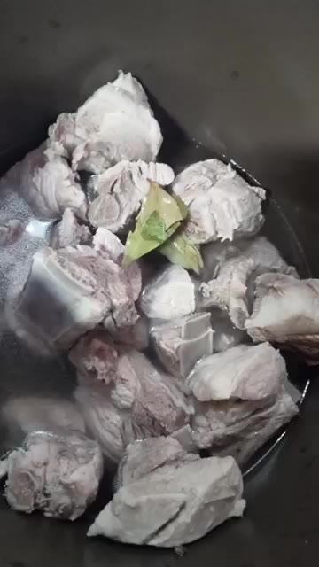 돼지갈비를 밤새 핏물을 빼고 아침에 한번 끓여 불순물을 씻어낸다. — 돼지갈비찜 해먹었어요