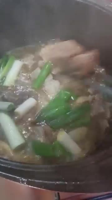 마지막에 후추와 참기름을 둘러 맛있는 갈비찜을 완성한다. — 돼지갈비찜 해먹었어요