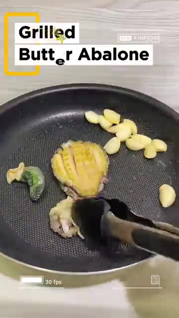 팬에 버터를 녹이고 마늘을 넣어 향을 낸다. — Grilled Butter Abalone