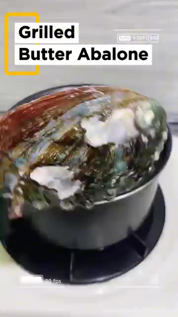 전복을 껍질에서 분리하여 먹기 좋게 썰어준다. — Grilled Butter Abalone