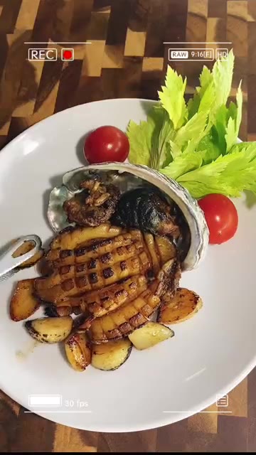 구운 전복과 마늘, 방울토마토, 셀러리를 접시에 담고 로즈마리를 올린다. — Grilled Butter Abalone