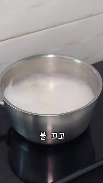 삶은 면을 찬물에 박박 씻어 물기를 뺀다. — 간장비빔국수