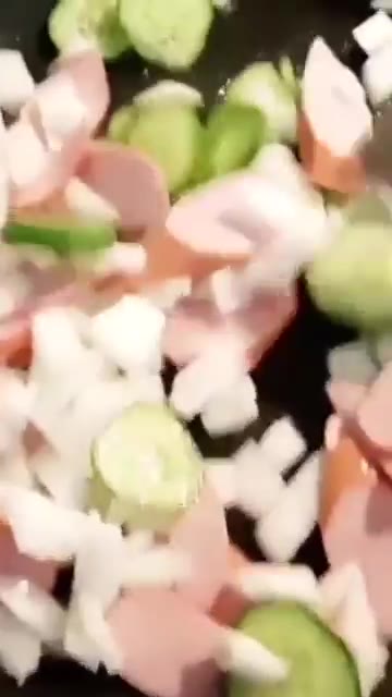 팬에 기름을 두르고 채 썬 양파, 햄, 오이를 넣고 후추를 뿌려 숨… — 프라이팬 떠먹는 떡국떡피자 만들기