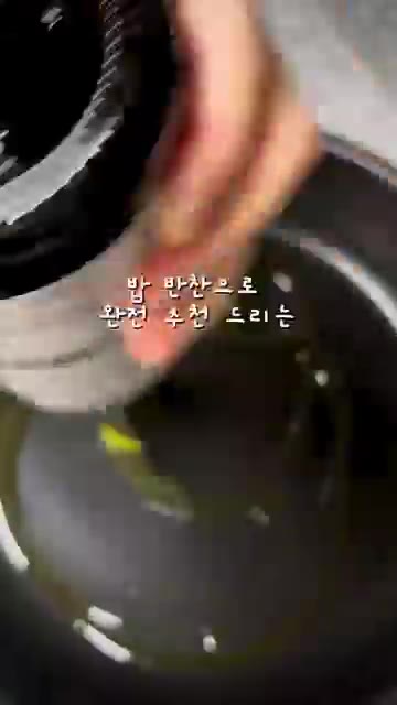 물기를 뺀 두부에 감자전분을 골고루 묻혀줍니다. — 간단하고 맛있는 두부조림 레시피