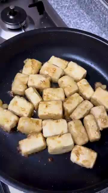 양념장이 끓으면 구워둔 두부를 넣고 양념이 잘 배도록 함께 볶아줍니다. — 간단하고 맛있는 두부조림 레시피