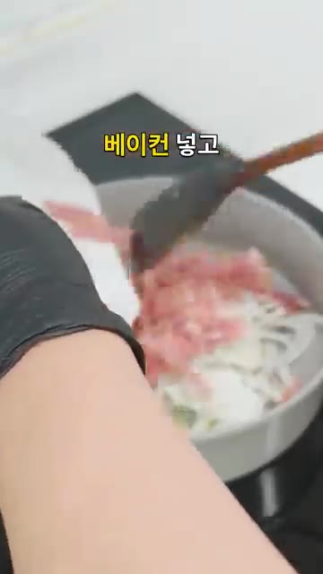 채 썬 감자에 소금을 넣고 10분간 절인 뒤 물기를 꼭 짜고 감자전… — 감자전 위에 피자 올렸습니다 바삭한 베이컨 감자피자