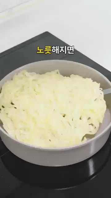 팬에 식용유 1T를 두르고 전분 섞은 감자를 얇게 펴 모양을 잡아… — 감자전 위에 피자 올렸습니다 바삭한 베이컨 감자피자
