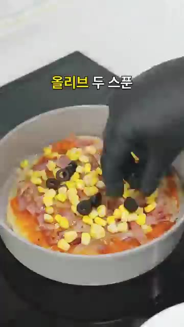 뒤집은 감자전 위에 토마토소스 4T를 바르고 볶은 양파와 베이컨,… — 감자전 위에 피자 올렸습니다 바삭한 베이컨 감자피자