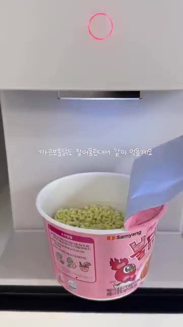 버무린 육회를 접시에 담고 무순과 계란 노른자를 올린다. — 퇴근 후 차돌 육회쌈 만들기