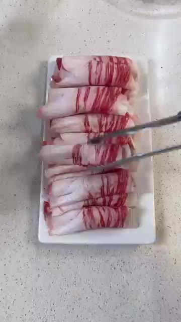 양파는 물에 담가 매운맛을 빼고, 부추는 먹기 좋게 썰어 진간장과… — 퇴근 후 차돌 육회쌈 만들기