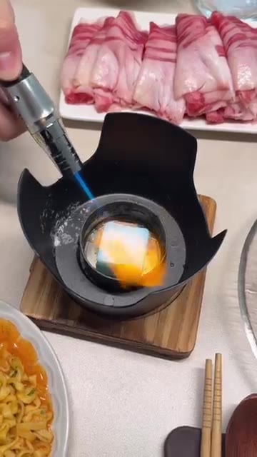 까르보 불닭볶음면을 조리한다. — 퇴근 후 차돌 육회쌈 만들기