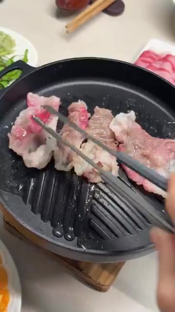 차돌박이를 불판에 구워준다. — 퇴근 후 차돌 육회쌈 만들기