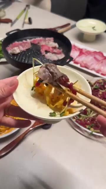 조리된 불닭볶음면과 육회를 함께 먹는다. — 퇴근 후 차돌 육회쌈 만들기