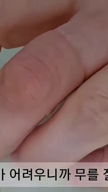 무를 썰기 어렵기 때문에 세로로 썰어줍니다. — 무채볶음, 투명하고 부서지지 않도록 만드는 비법