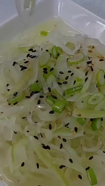 마지막으로 파를 넣고 통깨를 뿌려 완성합니다. — 무채볶음, 투명하고 부서지지 않도록 만드는 비법