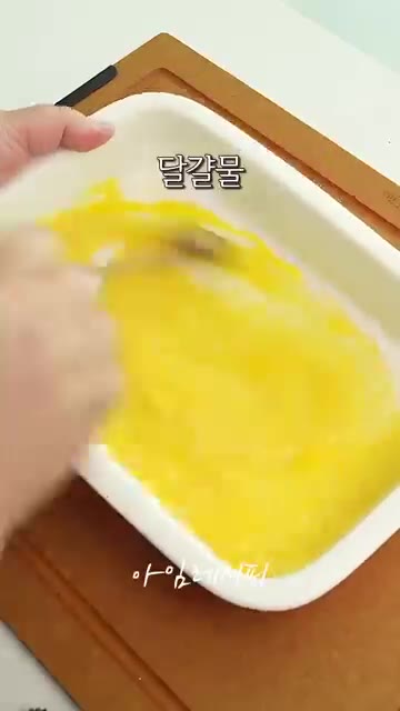 김의 끝부분에 물을 살짝 발라 한번 더 감싸주면 재료들이 잘 고정됩니다. — 꼬치전, 이제 꼬치에 꽂지 마세요!