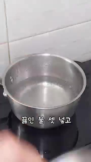 끓는 물을 6큰술 정도 넣고 양념장을 잘 풀어준다. — 초간단 냉라면 만들기