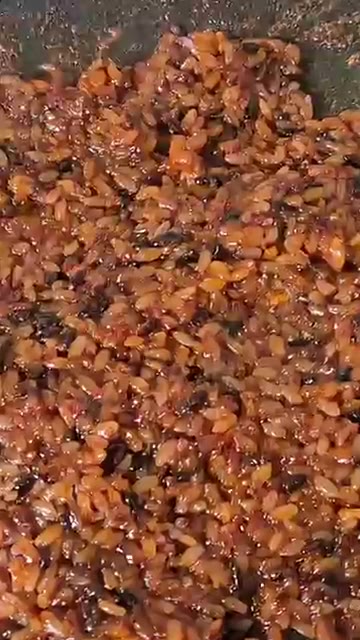 김가루를 넣고 밥과 함께 볶아줍니다. — 동인동 소갈비찜