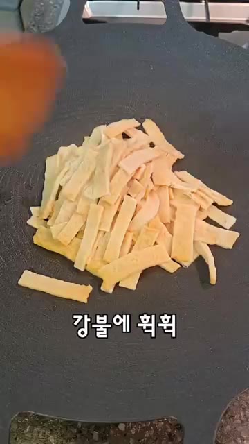 데친 오뎅을 건져내 프라이팬에 넣고 강불에 30초 정도 볶아줍니다. — 아이가 잘 먹는 단짠 오뎅볶음 레시피