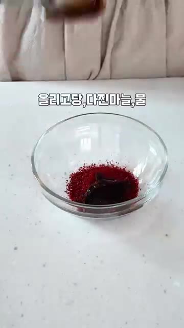 순두부 참치 짜글이 냄비에 썰어둔 양파를 깔아준다. — 반찬 없을 때 이거 하나 끓여보세요! 순두부참치짜글이