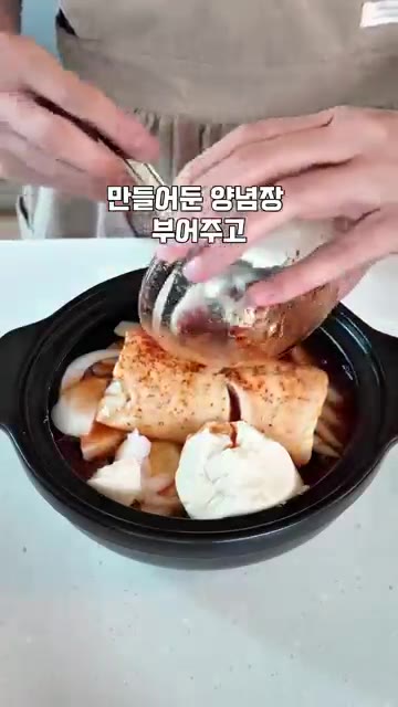 치킨스톡을 넣고 8분 정도 끓여준다. — 반찬 없을 때 이거 하나 끓여보세요! 순두부참치짜글이