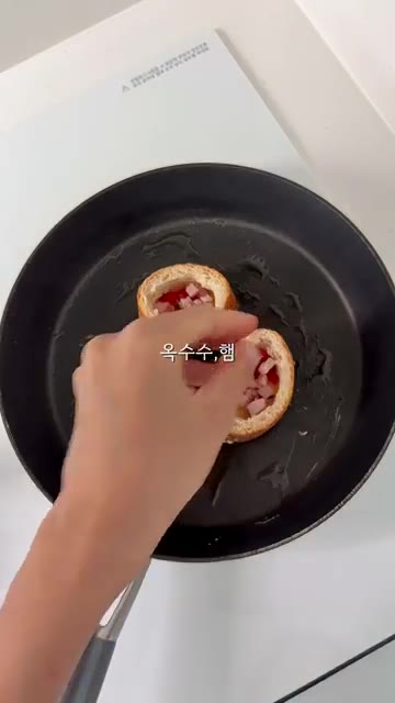 팬에 기름을 두르고 속을 파낸 바게트를 올린다. 바게트 안에 계란물… — 10분 완성! 초간단 바게트 간식 레시피