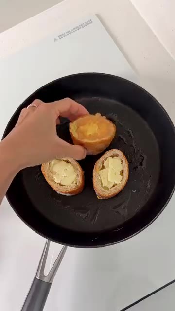 치즈를 올리고 바게트 뚜껑을 덮어 노릇하게 구워낸다. — 10분 완성! 초간단 바게트 간식 레시피