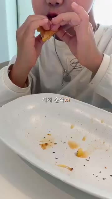 완성된 간식을 먹는다. — 10분 완성! 초간단 바게트 간식 레시피