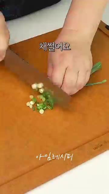 양배추 100g을 최대한 가늘게 채 썰고, 대파 1/3대와 청양고추… — 밥 대신 드세요 포만감이 제대로에요! 두부유부초밥