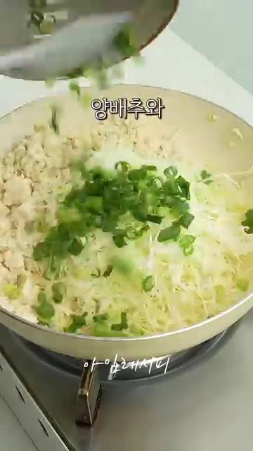두부를 한쪽으로 밀어 넣고 기름을 살짝 두른 뒤 대파와 양배추를 넣… — 밥 대신 드세요 포만감이 제대로에요! 두부유부초밥