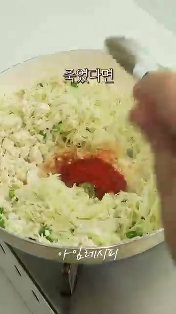 팬 바닥에 고춧가루 1/2큰술, 참치액 1/2큰술, 스리라차소스 1… — 밥 대신 드세요 포만감이 제대로에요! 두부유부초밥