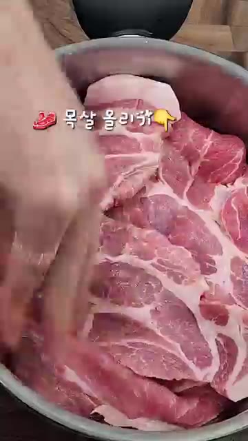 냄비에 신김치를 깔고 먹기 좋게 잘라준다. — 돼지목살 김치찜 레시피