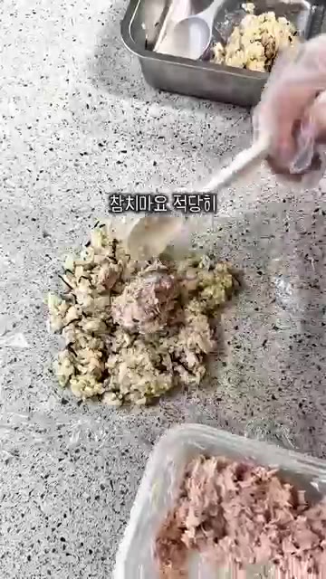 기름을 뺀 참치에 마요네즈를 넣고 섞어줍니다. — 시오콘부 참치마요 주먹밥 레시피