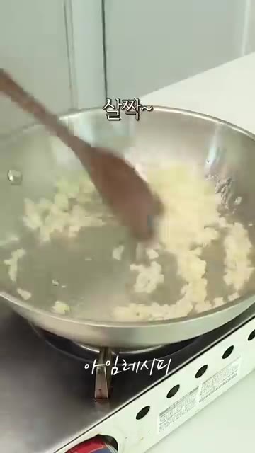 팬에 기름을 두르고 양파를 넣어 센 불에서 볶아줍니다. 양념장을 넣… — 두부 살 때 숙주도 꼭! 사오세요