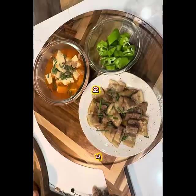불을 끄고 참기름을 넣은 뒤, 취향에 맞는 토핑을 올려 마무리합니다. — 10분 완성 단짠 데리야끼 삼겹살