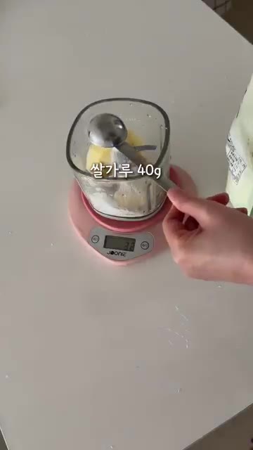 반죽을 실리콘 머핀 틀에 나눠 담아줍니다. — 5분 준비 아기 아침밥, 노계란 사과빵