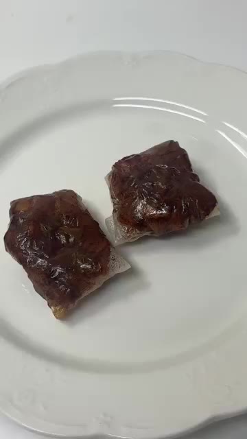 물에 살짝 적신 라이스페이퍼 위에 익힌 사과 필링을 올리고 감싸준다. — 초간단 다이어트 간식: 라이스페이퍼 시나몬 애플파이
