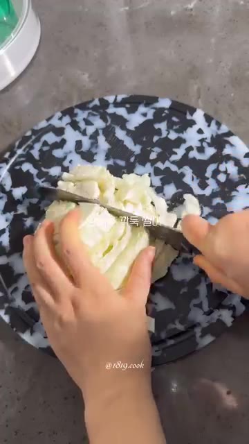 양배추를 썰어 소금에 절인 후 물기를 꼭 짠다. — 간단 아침 볶음밥 레시피