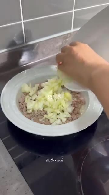 볶은 다짐육에 물기를 짠 양배추를 넣고 함께 볶는다. — 간단 아침 볶음밥 레시피