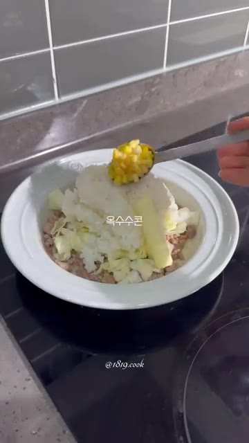 밥을 넣고 고루 섞어 볶는다. — 간단 아침 볶음밥 레시피