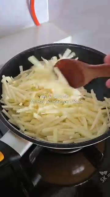 당근도 감자와 비슷한 크기로 채 썰어 준비한다. — 간단 감자볶음 만들기