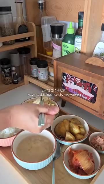 소금과 후추로 간을 맞춰 완성한다. — 간단 감자볶음 만들기