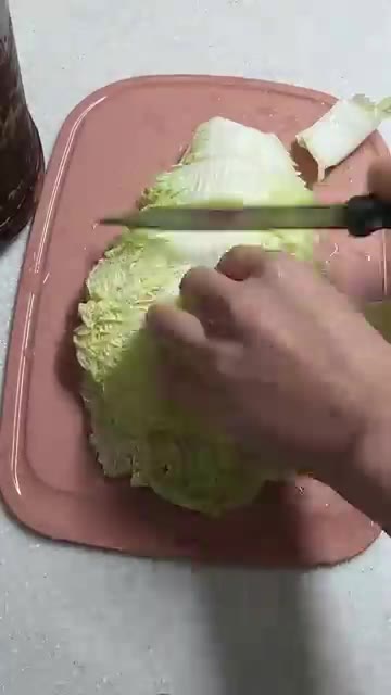 배추가 익으면 된장과 다진 마늘을 넣고 풀어준다. — 들깨배추된장국 (Perilla Cabbage Soybean Paste Soup)