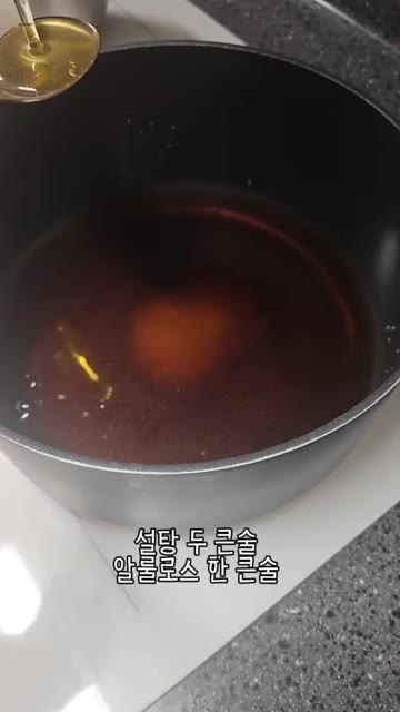 냄비에 물 500ml, 간장 50ml, 맛술 100ml, 설탕 2큰… — 우리 엄마 초간단 요리 수제 족발!