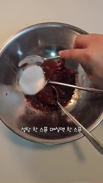 고춧가루 세 스푼, 고추장 세 스푼, 간장 세 스푼, 조청 두 스푼… — 식당보다 맛있는 오리주물럭 황금레시피