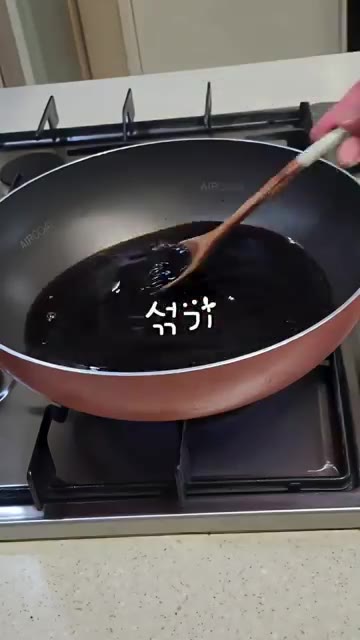 마늘을 편으로 썰어 준비한다. — 급식대가 비법 메추리알 장조림