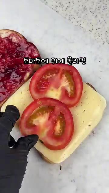 치즈 위에 썰어둔 토마토를 올린다. — 코스트코 재료로 뚝딱 만드는 초간단 브런치 샌드위치